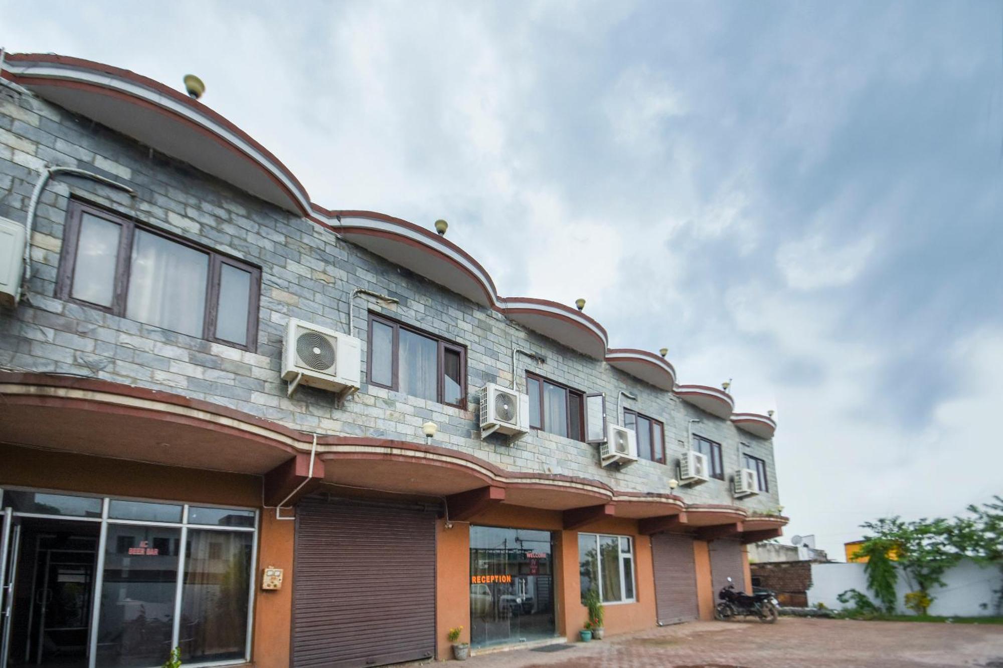 Oyo Flagship Vibes Hotel Nalagarh Bagian luar foto